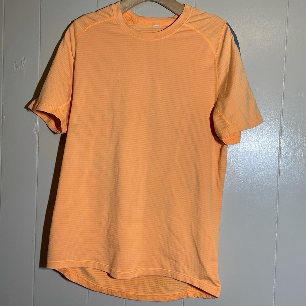 Men’s lululemon orange short sleeve workout T-shirt